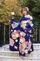 　晴れ着姿で笑顔の本田望結（撮影・金田祐二）