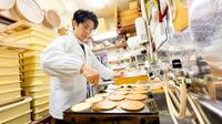 　名物のどら焼きを作る「木挽町よしや」斉藤大地氏