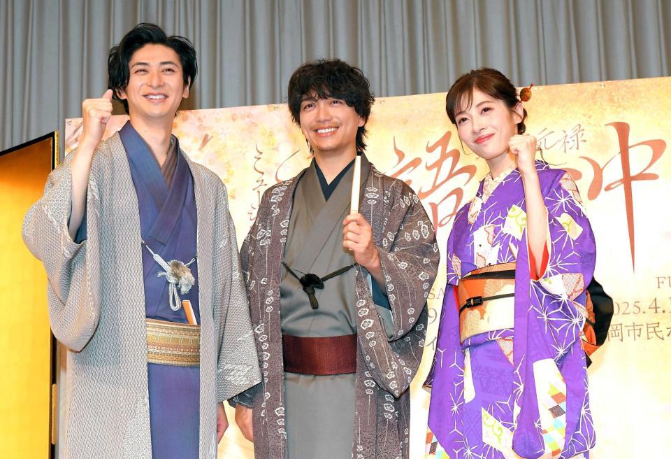 　笑顔を見せる（左から）古川雄大、山崎育三郎、明日海りお