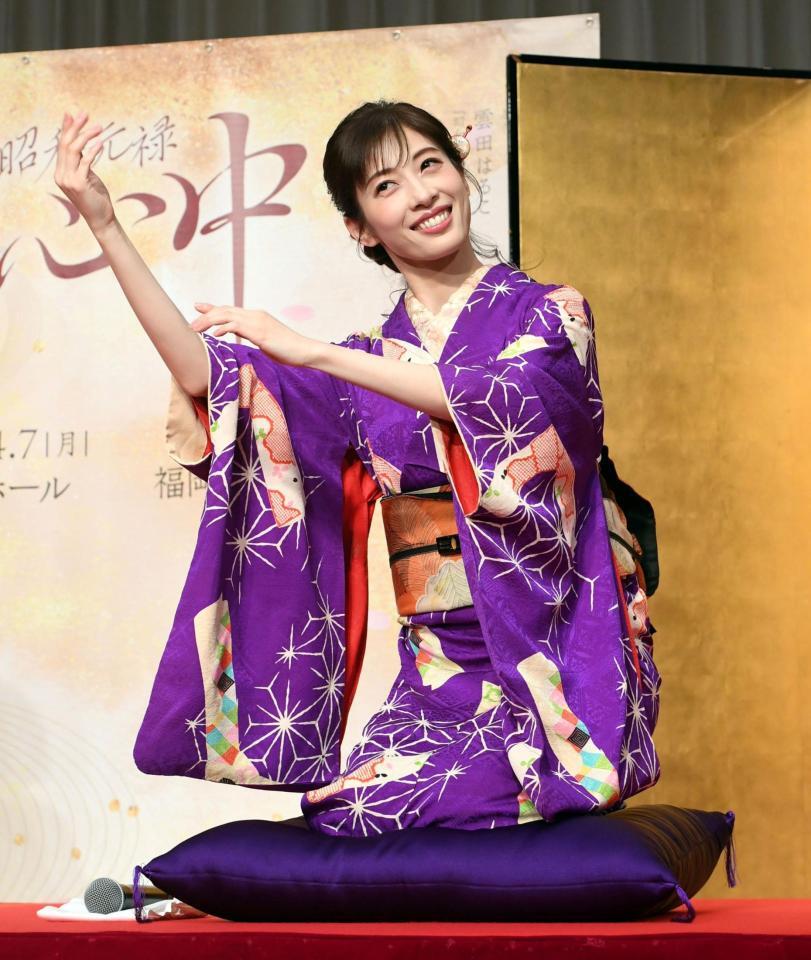 　日本舞踊を披露する明日海りお（撮影・佐藤厚）