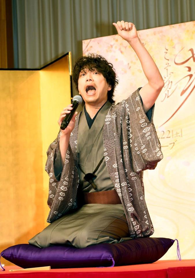 　高座に座ってあいさつする山崎育三郎（撮影・佐藤厚）