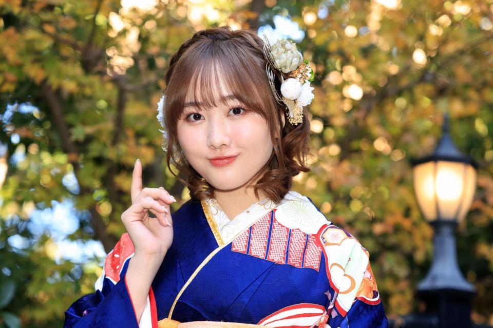 　晴れ着姿でほほえむ本田望結（撮影・金田祐二）