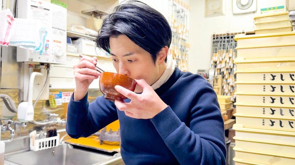 　シンプルな朝食を摂る「木挽町よしや」斉藤大地氏