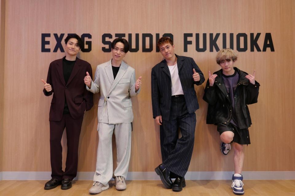 　移転オープンしたＥＸＰＧ福岡校を訪れた（左から）小森隼、ＥＸＩＬＥ　ＴＥＴＳＵＹＡ、中務裕太、浦川翔平