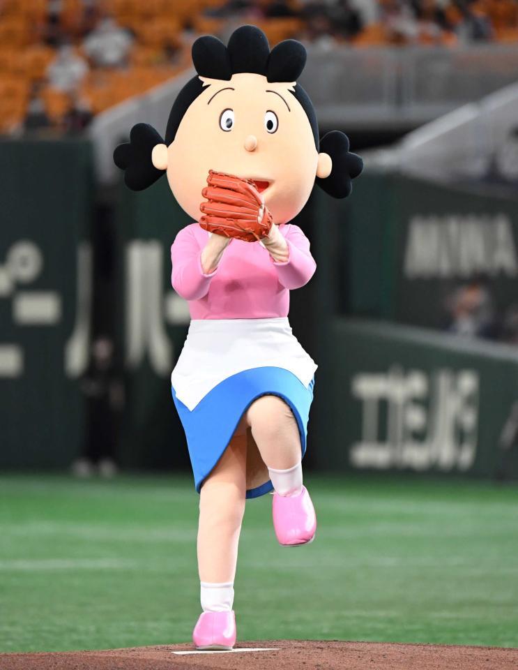 　巨人－広島戦で始球式を務めたサザエさん＝２０２２年