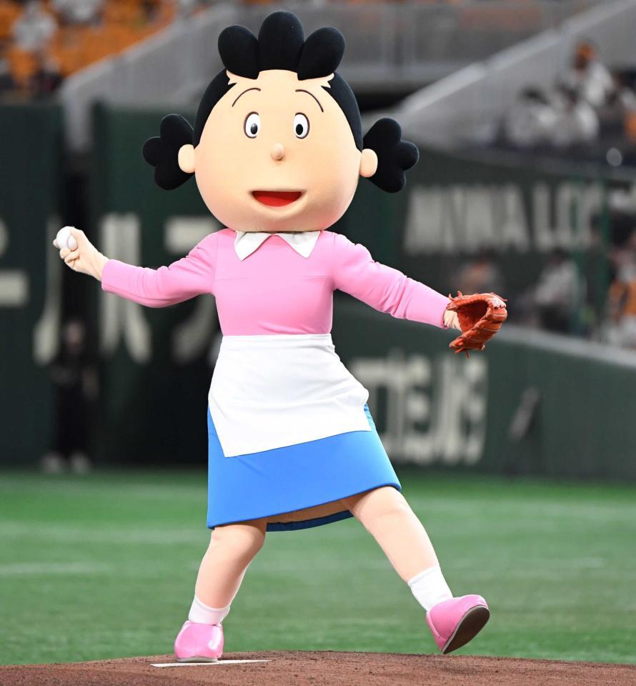 　巨人－広島戦で始球式を務めたサザエさん＝２０２２年