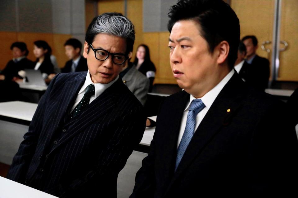 「プライベートバンカー」でパパ活議員を演じた吉田ウーロン太（右）と主演の唐沢寿明（Ｃ）テレビ朝日