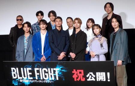 　（前列左から）仲野温、久遠親、木下暖日、吉澤要人、加藤小夏、カルマ、（後列左から）三池崇史監督、真田理希、中山翔貴、せーや、田中美久、溝口勇児氏