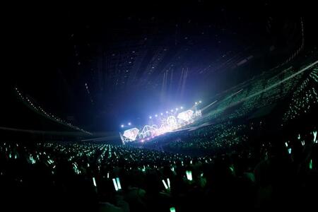 　≠ＭＥのカラー「エメラルドグリーン」のペンライトで埋め尽くされた客席©ＹＯＡＮＩ