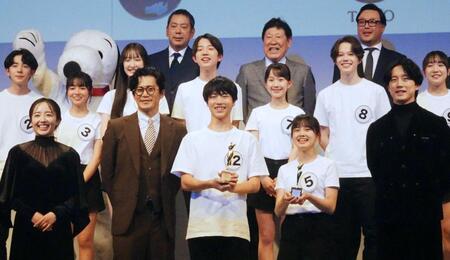 　審査員を務めた小栗旬（左から２人目）、森田望智（左端）、坂口健太郎（右端）祝福されるグランプリの雑賀天成さん（中央）、準グランプリの中村羽美さん（右から２人目）