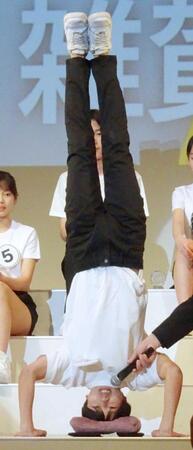 　得意の三点倒立を披露する雑賀天成さん