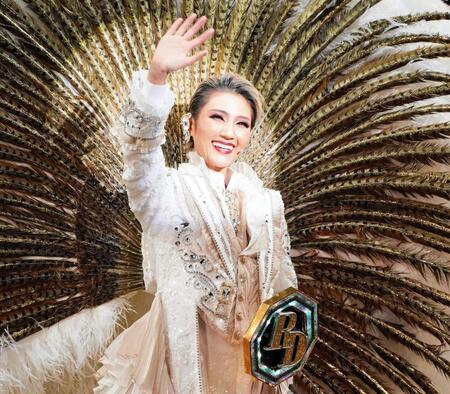 　本拠地に別れを告げる宙組トップスター芹香斗亜（撮影・高部洋祐）