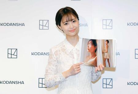 　お気に入りのページを披露する渡邊渚さん（Ｃ）講談社