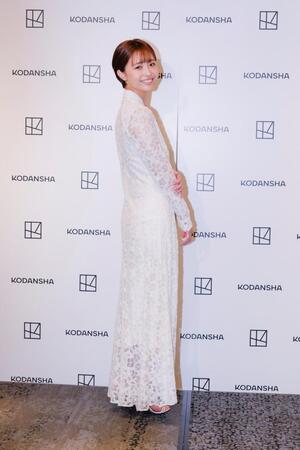 　フォトエッセイ発売記念イベントに登場した渡邊渚さんⓒ講談社