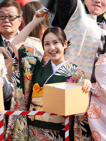 　豆まきする平祐奈（撮影・石井剣太郎）