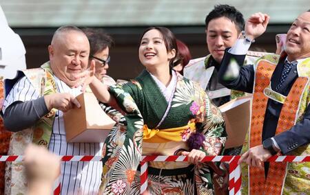 　豆まきする松村邦洋（左端）、平祐奈（左から２人目）ら（撮影・石井剣太郎）