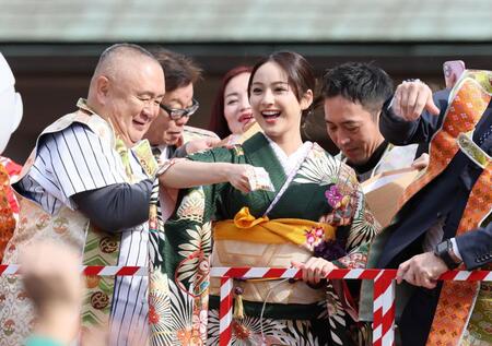 　豆まきする松村邦洋（左端）、平祐奈（中央）ら（撮影・石井剣太郎）