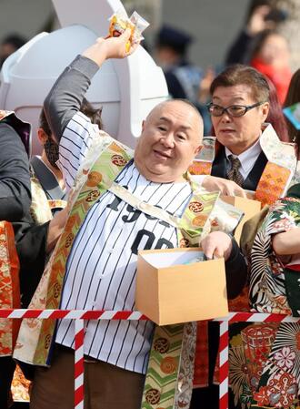 　豆まきする松村邦洋（撮影・石井剣太郎）