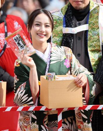 　豆まきに参加した平祐奈（撮影・石井剣太郎）