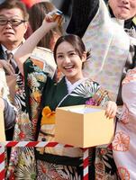 　豆まきする平祐奈（撮影・石井剣太郎）