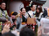 　豆まきする平祐奈（撮影・石井剣太郎）