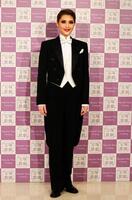 　退団会見する宙組トップスター芹香斗亜