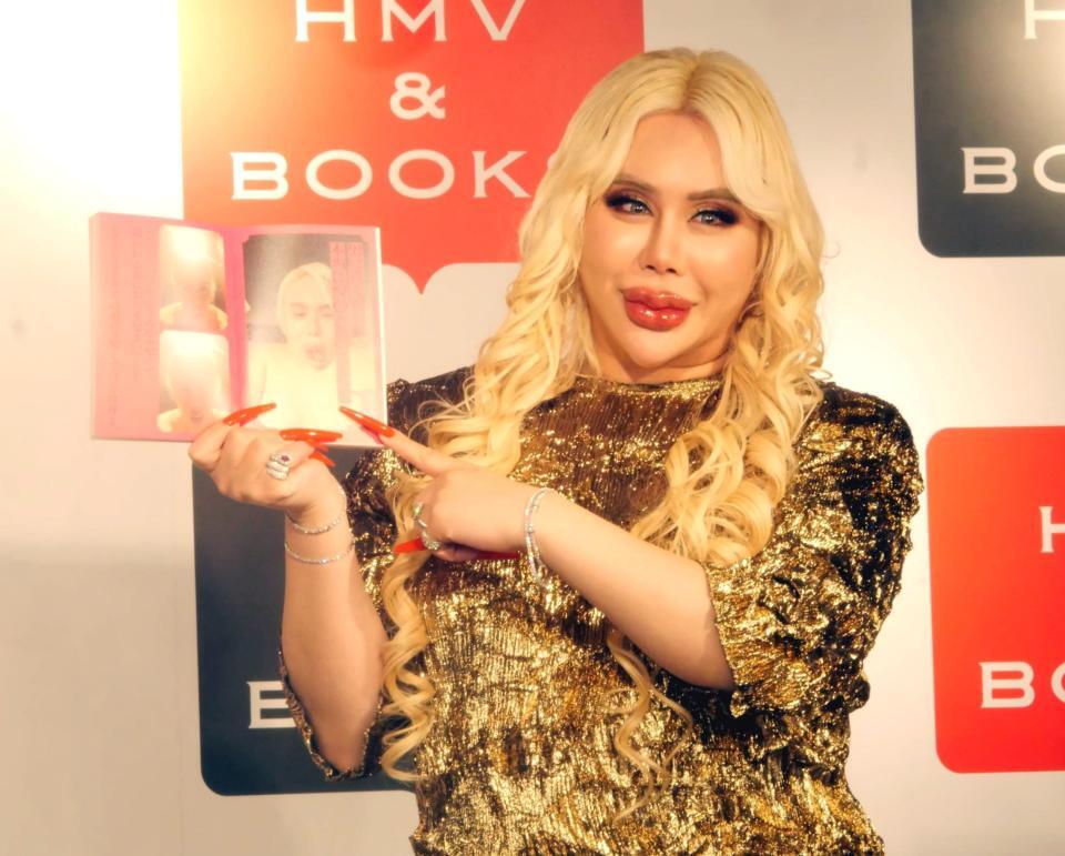 　著書のお気に入りカットを披露するアレン様