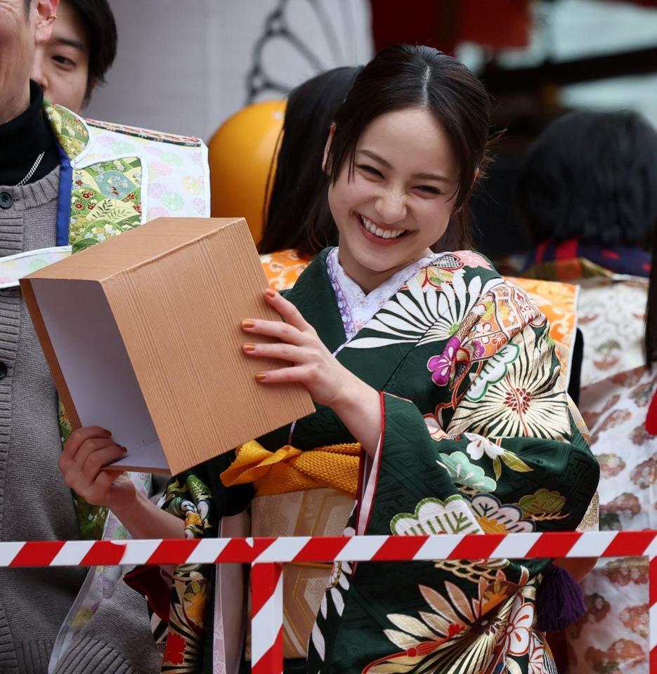 　豆まきする平祐奈（撮影・石井剣太郎）