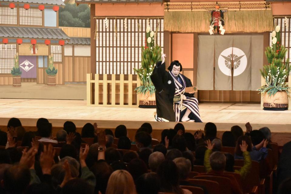 中村鴈治郎＆市川中車 舞台から豆まき「舞台には鬼はおりません」/芸能