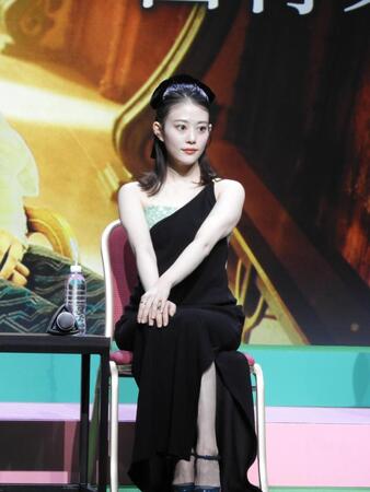 　ワンショルダードレスで美貌爆発の高畑充希