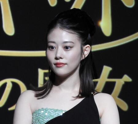 　ワンショルダードレスで美貌爆発の高畑充希