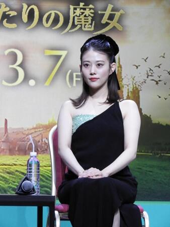 　ワンショルダードレスで美貌爆発の高畑充希