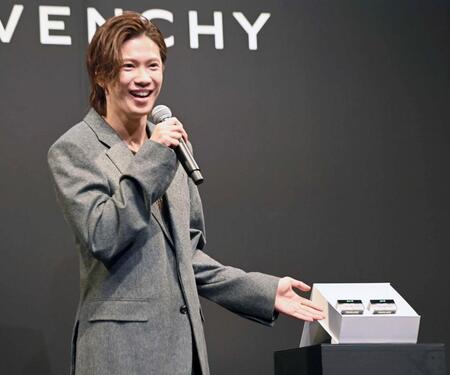 　ジバンシイから名前入りの化粧品を貰い笑顔を見せる神宮寺勇太（撮影・持木克友）