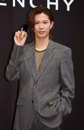 　ジバンシイ　ビューティーアンバサダーに就任し商品を手に写真に納まる神宮寺勇太（撮影・持木克友）