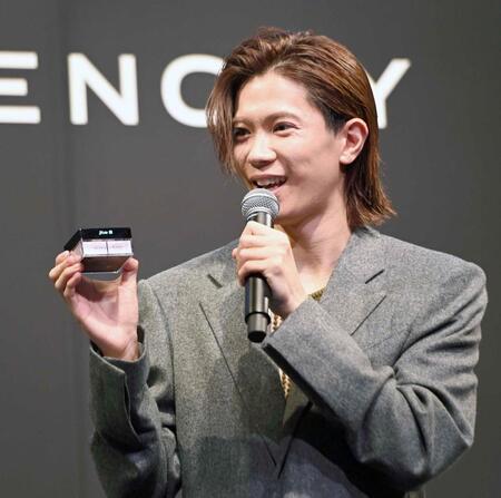 　ジバンシイから名前入りの化粧品を貰い笑顔を見せる神宮寺勇太（撮影・持木克友）