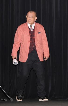 　登壇する笑福亭鶴瓶（撮影・西岡正）