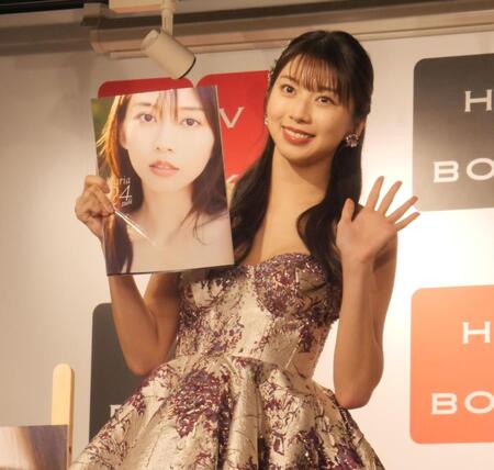 　写真集をアピールする牧野真莉愛