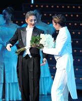 　次期トップの桜木みなとから花束を受け取る宙組トップスター芹香斗亜