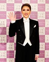 　退団会見する宙組トップスター芹香斗亜