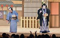 　舞台上から豆まきを行った（左から）中村鴈治郎、市川中車