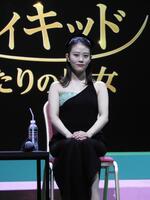 　ワンショルダードレスで美貌爆発の高畑充希