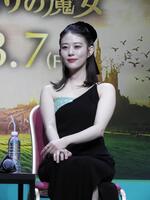 　ワンショルダードレスで美貌爆発の高畑充希