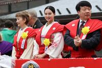 　豆まき式に参加した白河れい（中央）