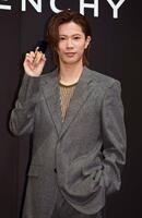 　ジバンシイ　ビューティーアンバサダーに就任し商品を手に写真に納まる神宮寺勇太（撮影・持木克友）