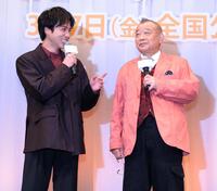 　重岡大毅（左）とトークする笑福亭鶴瓶（撮影・西岡正）