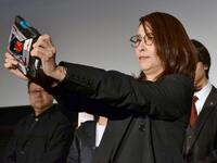 　変身アクションを披露した水野美紀