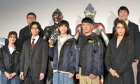 　（前列左から）水谷果穂、金田昇、戸塚有輝、西興一朗、水野美紀、（後列同）辻本貴則監督、ギルアーク、ウルトラマンアーク、アキラ１００％