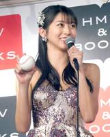 　投げたいと宣言したナックルボールの握りを披露した牧野真莉愛