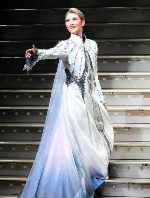 宝塚宙組トップスター芹香斗亜 最後の大階段からの景色「本当に美しく