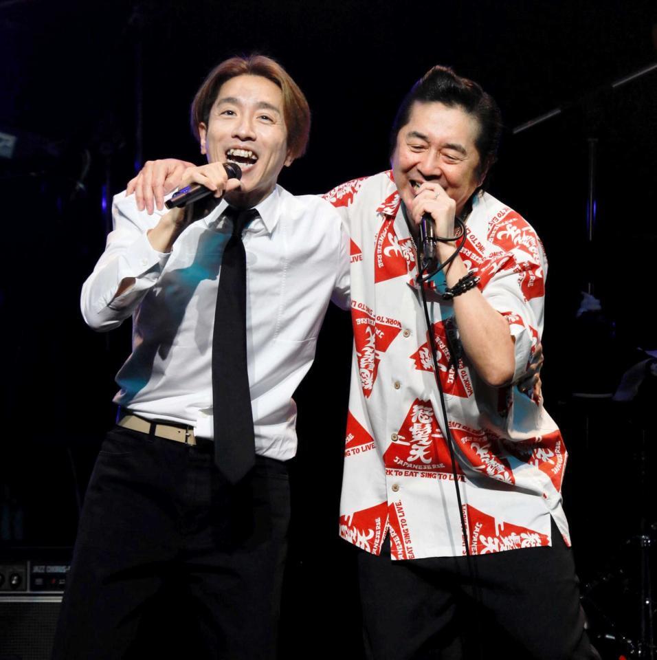 　肩を組んで「あおっぱな」を熱唱するＳＵＰＥＲ　ＥＩＧＨＴ・村上信五（左）と怒髪天・増子直純